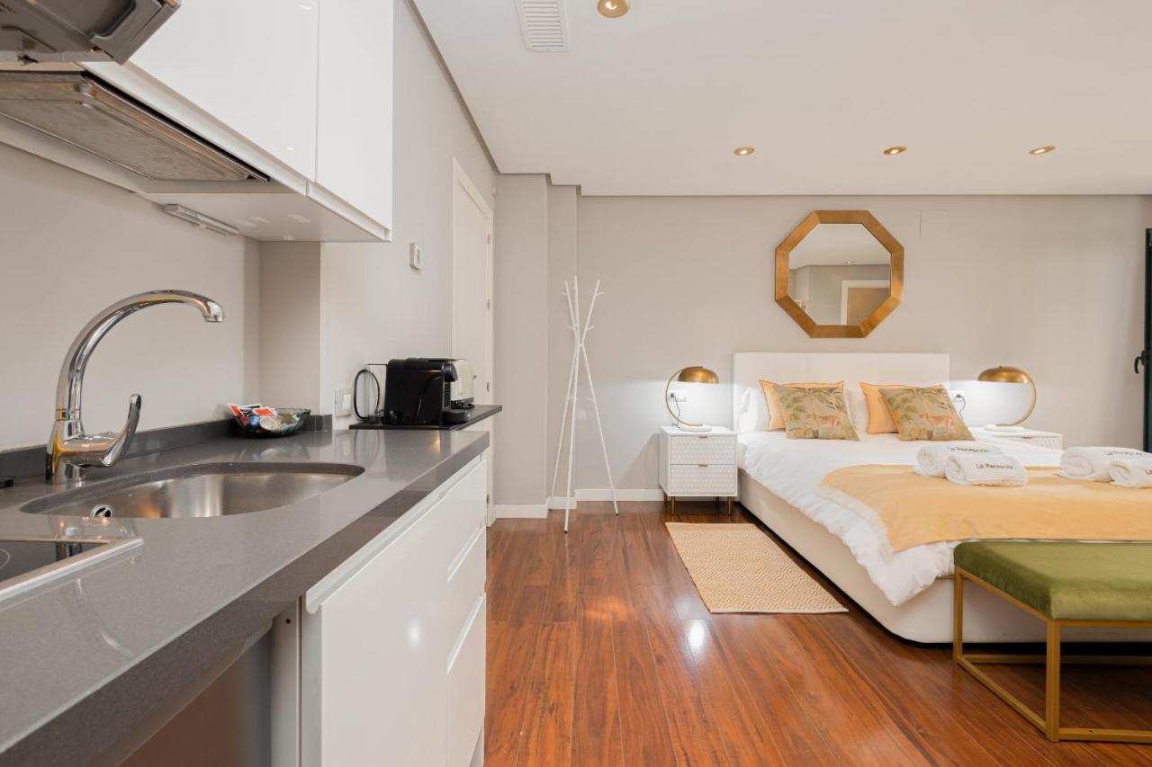 C30 Deluxe Studio With Terrace Into Cathedral Square Apartment มาลากา ภายนอก รูปภาพ